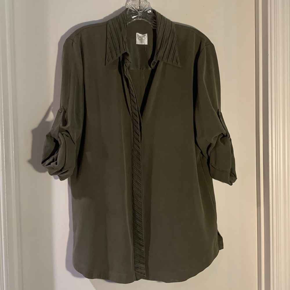 DB LIFE Light jacket/blouse heavy weight silk, long roll-tab sleeve. Drk khaki S